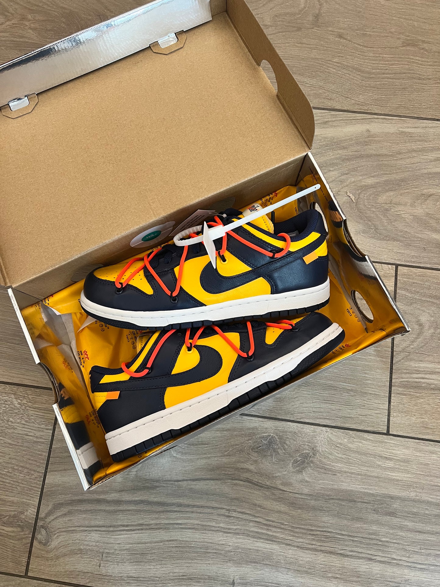 Dunk Low Off White University Gold - brand new