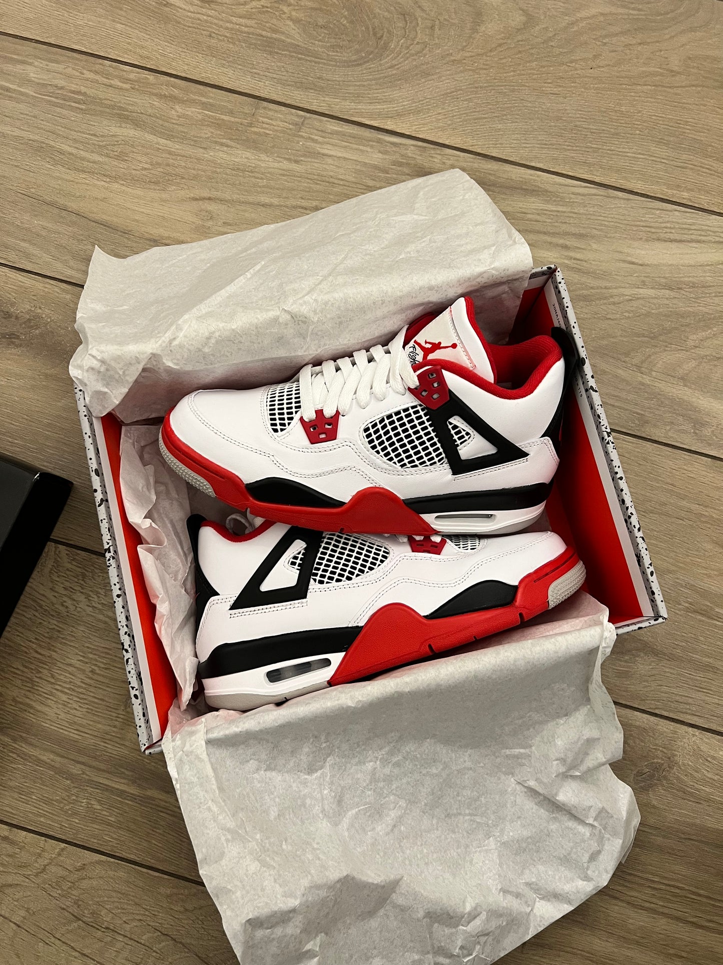Jordan 4 Fire Red - brand new