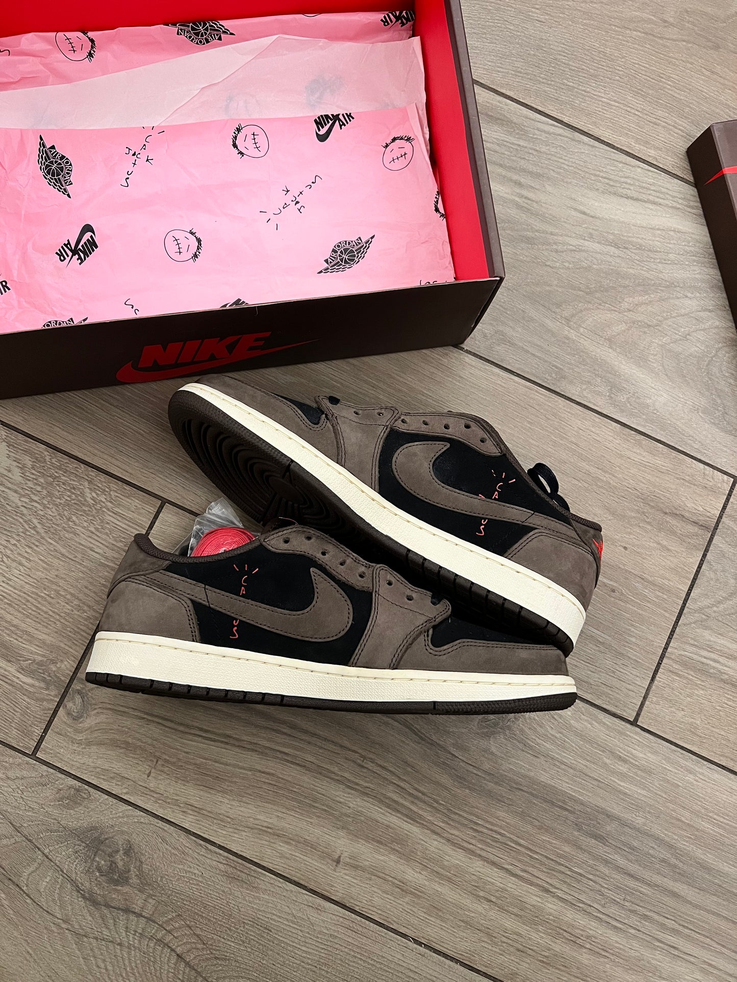 Jordan 1 Low Travis Scott Mocha - brand new