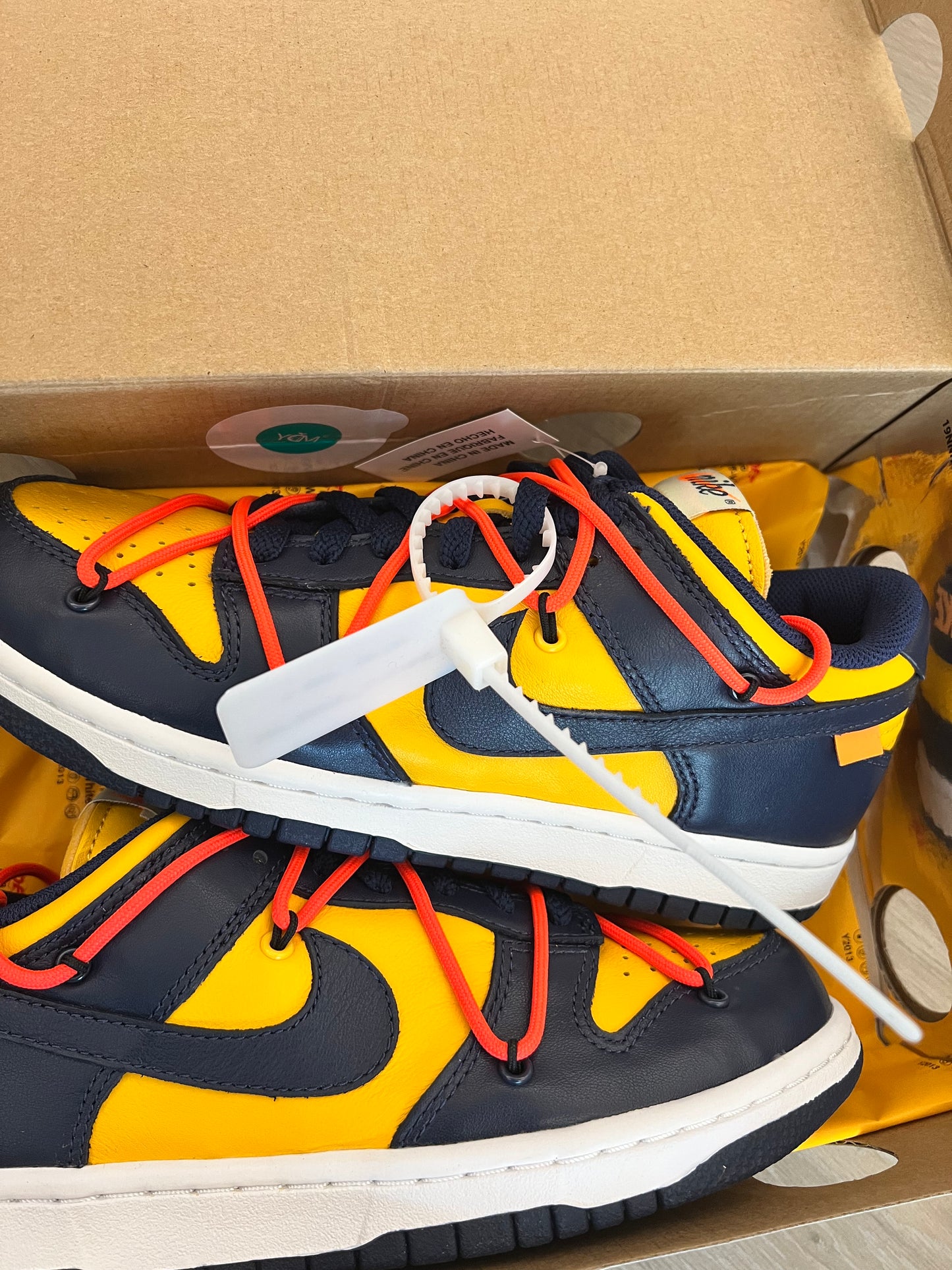 Dunk Low Off White University Gold - brand new