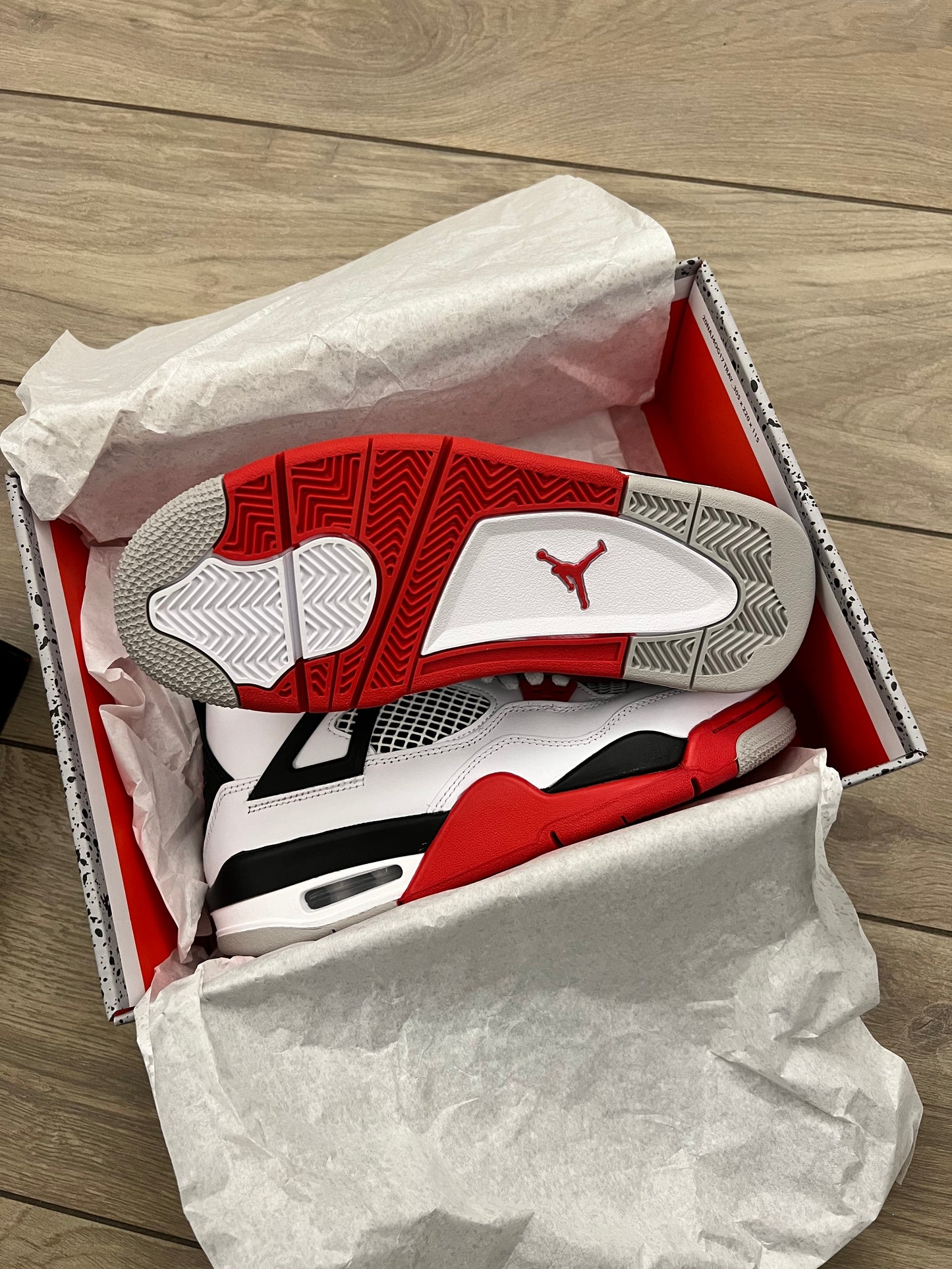 Jordan 4 Fire Red - brand new