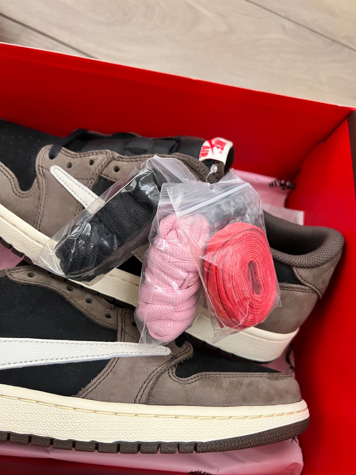 Jordan 1 Low Travis Scott Mocha - brand new