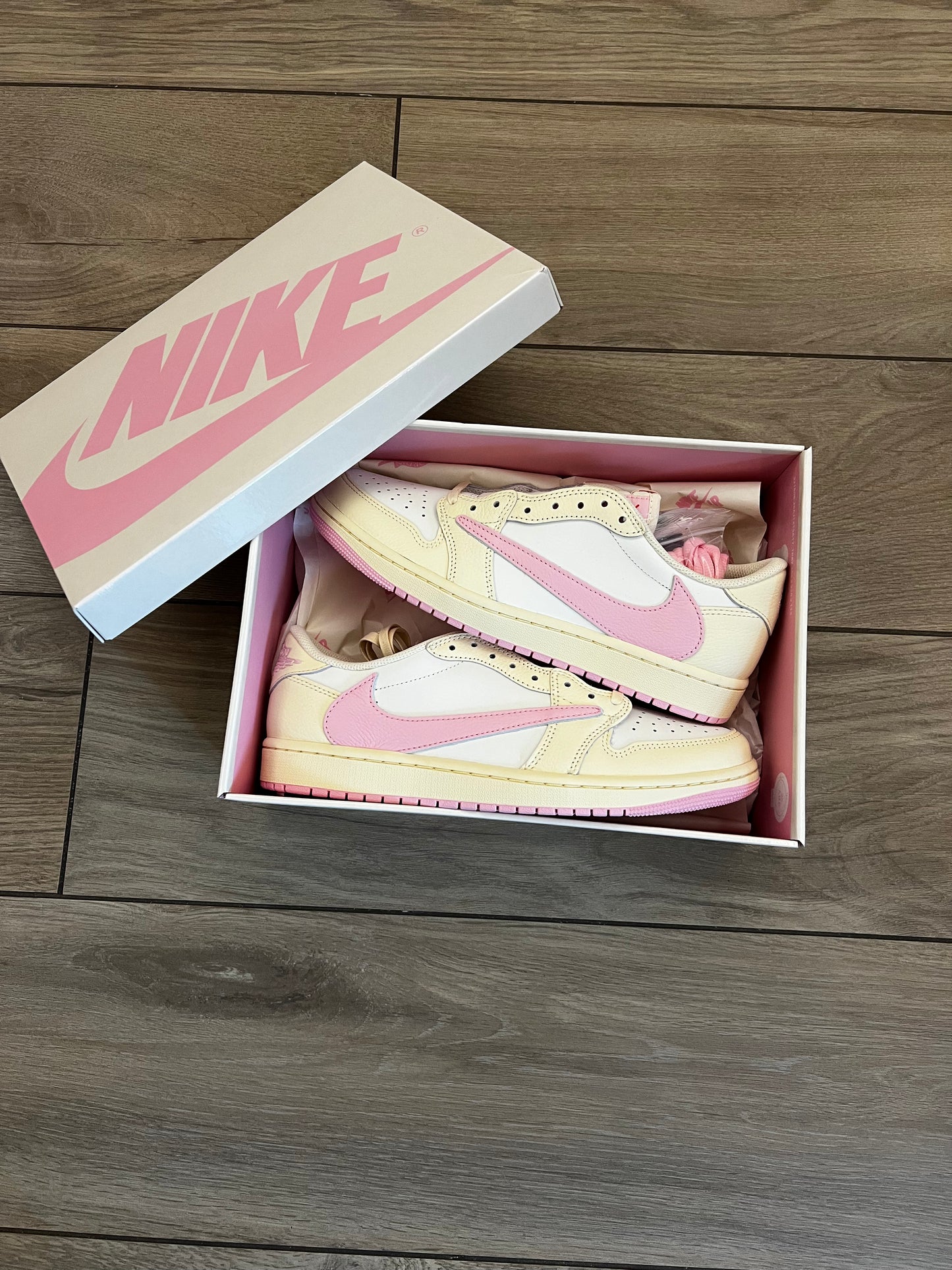 Jordan 1 Low Travis Scott Shy Pink - brand new